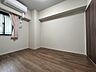 寝室：≪居室≫「※掲載の室内写真は、居住中の家具・家電等をAI技術によりデジタル加工で消去したものであり、実際の室内状況とは一部異なります。現況を優先いたしますので、詳細は内覧時にご確認ください。」