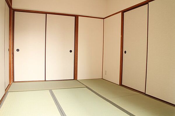 画像6:畳の上でゆっくりとくつろげる和室です