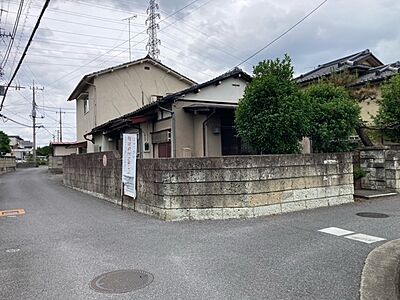 外観：鶴田町で100坪超えの広いお土地をお預かりしました！建築条件無しです。現況渡しになります。　