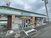 ファミリーマート　上牧桜ヶ丘店まで700メートル
