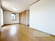 2階バルコニーに面している洋室を別角度から♪
