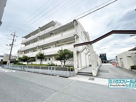 4階建ての2階部分、南向きバルコニー