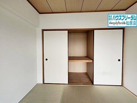 和室にも収納が確保されています。