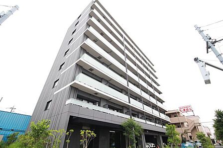外壁がお洒落な仕上がり!周囲には高い建物のないエリア。青い空が大きく感じますね