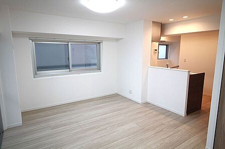 生活の中心となる洋室は、木目調のクロスに囲まれた落ち着いた雰囲気の住空間です。