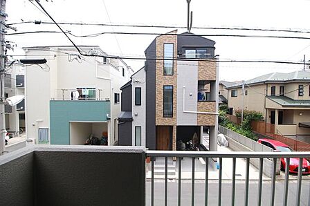 窓からの景色に、毎朝リセットされるような心地よさ。