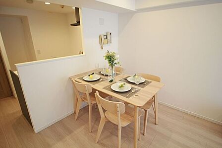 【ダイニング】家族が集まり、毎日の美味しい食事と会話を楽しむ大切な空間。