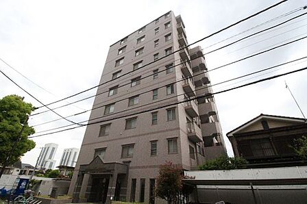 落ち着いた色合いの9階建てマンションです。