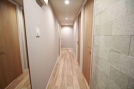 明るく開放的な廊下が、家全体に心地よい風と光を届けます。