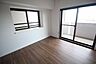 洋室：自然光を感じる、明るい部屋のアイデア。出窓で心地よい室内空間を。