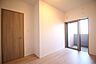 洋室：住まう方でカスタマイズしていただけるシンプルなデザインの内装。ご自身で素敵な空間を創り上げられます。