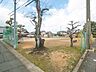 周辺：尾関児童遊園身近な場所に豊かな緑を感じられるスポットがある環境は、日々の暮らしに潤いを与えてくれます。毎日の気軽なお散歩コースや、休日のお出かけ先としても最適で、心地よい時間を身近で満喫できる環境…