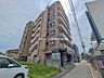 外観：【一日中まばゆい光が差し込む南東角部屋】朝一番の爽やかな光から日中の暖かい陽射しまで、贅沢に採光を確保できる特等席。圧倒的な開放感と陽当りの良さは角部屋ならではの間取りです。