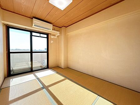 【和室】リフォーム中。6畳の和室。LDKと隣接しており広いスペースとしてお使いいただけます。