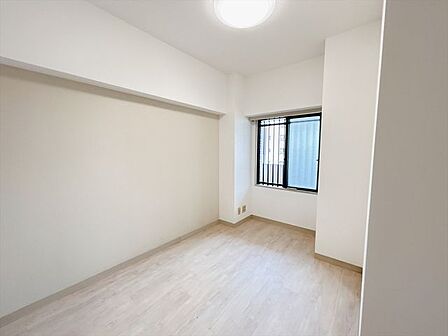 【洋室】リフォーム中 8/23現在。約5帖の洋室になります。寝室や収納部屋など多用途にお使いできます。