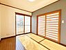 室内：【リフォーム後/洋室（1）】天井・壁クロスと床のクリーニングを行いました。デッキへとつながる勝手口がございます。