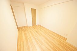 [内装] お子様のお部屋に適した大きさの洋室。今後の成長を見守ってくれるはずです。