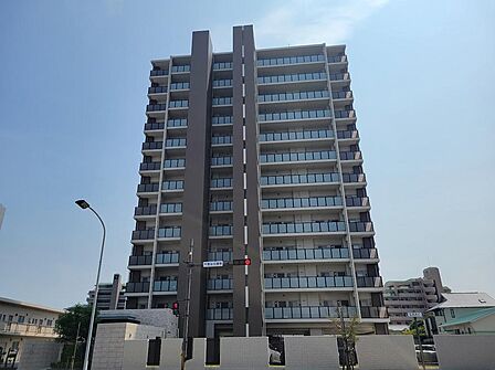 重厚感あふれるデザインが印象的な築浅マンション。共用部の管理も良好で、快適なマンションライフを実現します。