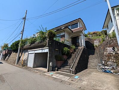 外観：閑静な住宅地に位置しているので静かで落ち着いた雰囲気です。南東側が道路に接しているので陽当たり良好です。