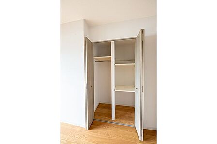 ■洋室 7.4帖 収納/季節物の衣類や生活用品もまとめて片付きます。