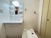 清潔感のある明るい雰囲気の洗面室。収納力もあり、洗剤などの買い置きもしやすいです！