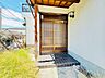 玄関：5DKならではの豊富な居室数！家族構成や用途に合わせて柔軟に使える住まいです。