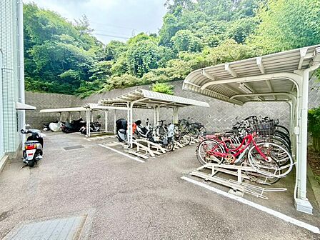 ゆとりあるレイアウトの駐車場。