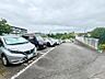 その他：緑豊かな街並みと整然とした区画が広がる、落ち着いた住環境。車通りも比較的穏やかで、ゆとりのある前面道路が開放感を演出します。