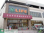 ライフ子母口店 徒歩10分。スーパー 740m