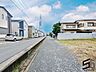 外観：広々とした前面道路に面し、車の出し入れがしやすい現地外観。ゆとりある駐車スペースと開放感のある立地が魅力で、毎日の暮らしに快適さと安心をもたらすマイホームです。