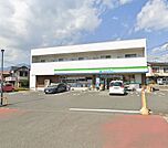 ファミリーマート伊勢原高森三丁目店 コンビニが利用でき、急な買い物や日常のちょっとした用事にも便利な環境です。 740m