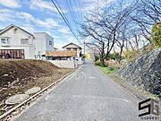 広々とした前面道路に面し、車の出し入れがしやすい現地外観。ゆとりある駐車スペースと開放感のある立地が魅力で、毎日の暮らしに快適さと安心をもたらすマイホームです。