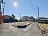 外観：広々とした前面道路に面し、車の出し入れがしやすい現地外観。ゆとりある駐車スペースと開放感のある立地が魅力で、毎日の暮らしに快適さと安心をもたらすマイホームです。