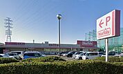 マックスバリュ平塚河内店 徒歩8分。スーパーが揃い、毎日の買い物がスムーズ。新鮮な食材で家族の食卓を支えます。 630m