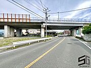 広々とした前面道路に面し、車の出し入れがしやすい現地外観。ゆとりある駐車スペースと開放感のある立地が魅力で、毎日の暮らしに快適さと安心をもたらすマイホームです。