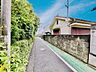 外観：広々とした前面道路に面し、車の出し入れがしやすい現地外観。ゆとりある駐車スペースと開放感のある立地が魅力で、毎日の暮らしに快適さと安心をもたらすマイホームです。