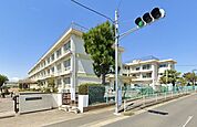 平塚市立金田小学校 徒歩12分。小学校があり、通学の安心感と子育て世帯に嬉しい教育環境が整います。 940m