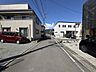 その他：広々とした前面道路に面し、車の出し入れがしやすい現地外観。ゆとりある駐車スペースと開放感のある立地が魅力で、毎日の暮らしに快適さと安心をもたらすマイホームです。
