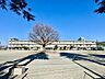 周辺：小田原市立下曽我小学校 徒歩12分。小学校があり、通学の安心感と子育て世帯に嬉しい教育環境が整います。 950m