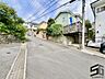 その他：広々とした前面道路に面し、車の出し入れがしやすい現地外観。ゆとりある駐車スペースと開放感のある立地が魅力で、毎日の暮らしに快適さと安心をもたらすマイホームです。