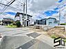 外観：広々とした前面道路に面し、車の出し入れがしやすい現地外観。ゆとりある駐車スペースと開放感のある立地が魅力で、毎日の暮らしに快適さと安心をもたらすマイホームです。