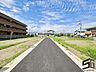 その他：広々とした前面道路に面し、車の出し入れがしやすい現地外観。ゆとりある駐車スペースと開放感のある立地が魅力で、毎日の暮らしに快適さと安心をもたらすマイホームです。