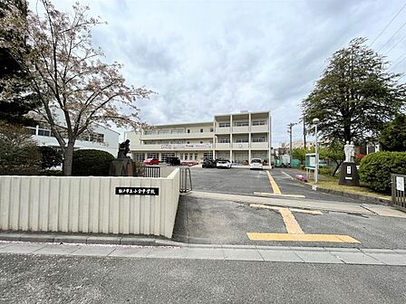 小金中学校まで 590m 徒歩約8分●教育目標「自 学・自 律・共 生」