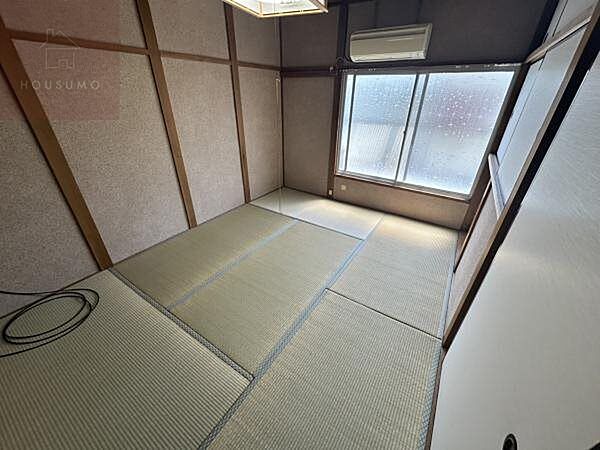 ：畳の上でゆっくりとくつろげる和室です