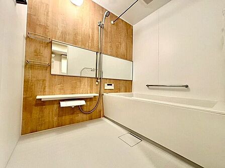 【Bathroom】広く快適な浴室で、ゆったりとお湯に浸かるひとときをお楽しみいただけます。