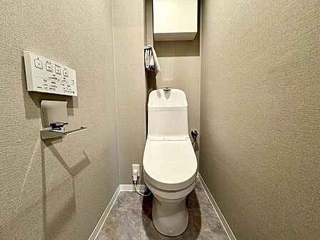 【Toilet】横向き設置で空間を有効活用。動線がスムーズで、開閉や出入りも快適なトイレです。