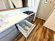 【kitchen】家事の時短に便利な食洗機付き。手洗い不要で毎日の負担を軽減します。