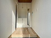 【Entrance】シューズボックス完備の玄関で、靴や小物もスッキリ収納できます。
