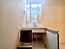 洗面：【Washroom】すっきりとしたデザインで、毎日の生活が快適に。収納も豊富な洗面所です。