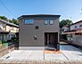 外観：【Exterior】落ち着きのあるシンプルな外観で、長く愛せる住まいに仕上がっています。ゆとりのある駐車スペース付きで、車の出し入れもスムーズに行えます。